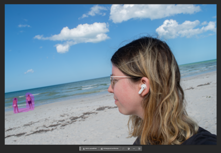 Im Hintergrund sind zwei Menschen, die ich grob markiere...