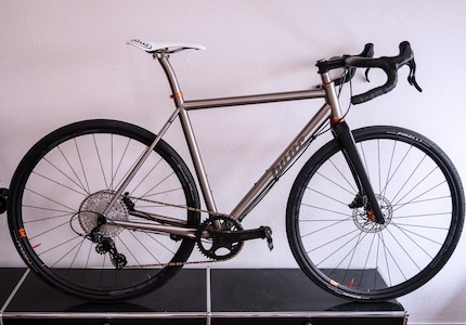 Deze gravelfiets met titanium frame en Campagnolo mechanische groepset laat mijn hart sneller kloppen.