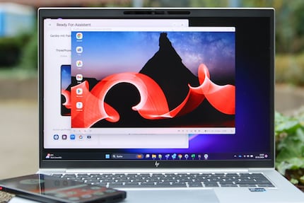 If only one monitor is available, the mobile desktop makes sense. The mouse and keyboard can be paired with the smartphone via Bluetooth.