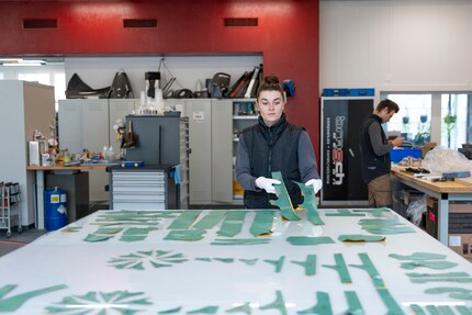 Vroeger was het nog handwerk, tegenwoordig snijdt een plotter de onderdelen uit.