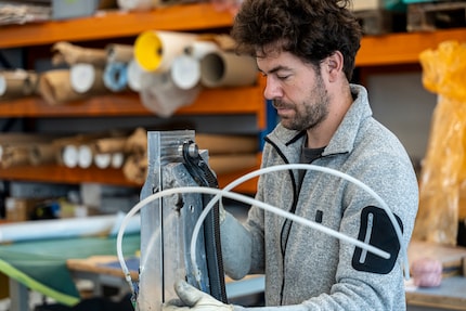 Roman verwijdert de swingarm van het uit negen delen bestaande aluminium blok.