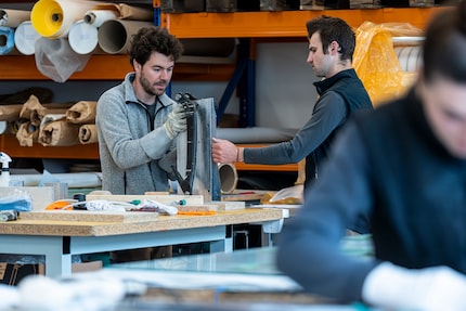 Roman (l.) en Swen controleren een deel van de achterdriehoek.