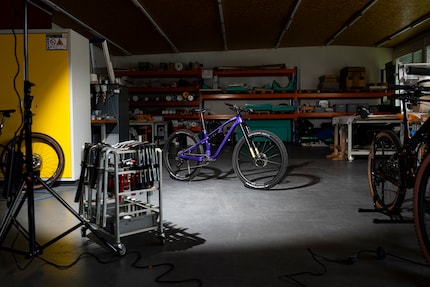 De fietsen worden gemaakt in deze productiehal.