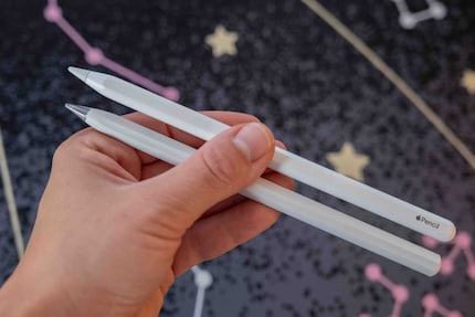De Apple Pencil (hierboven) en Huawei's MatePad Pro Pencil lijken niet alleen qua uiterlijk erg op elkaar.