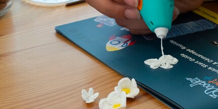 Ich zeichne die Blüten direkt auf eine biegbare Oberfläche des Vorlagenbuchs.