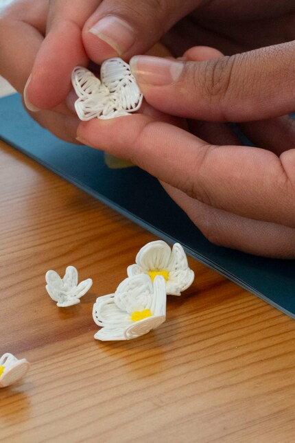 Solange der Kunststoff noch warm ist, kann ich die Objekte verformen.