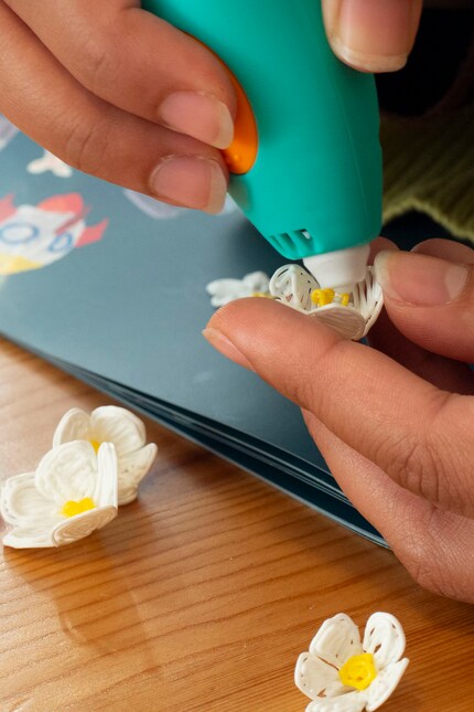 Mit Gelb füge ich den Pollen in die Blüten ein.