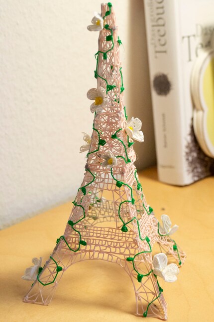 Die Blüten klebe ich ebenfalls mit dem Stift am Turm an.