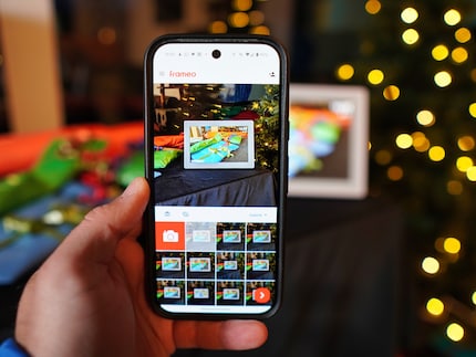 Ik kan eenvoudig foto's naar het frame sturen met de bijbehorende app.