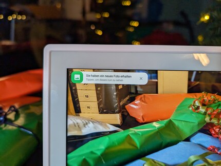 Het frame heeft een touchscreen en laat bijvoorbeeld zien wanneer er een nieuwe foto is binnengekomen.