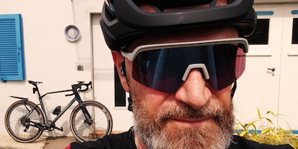 De Valor Flux van BBB Cycling met blauwe glazen en grijs frame voor gravelfietsen.